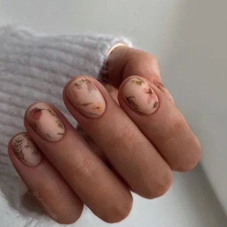 Фото нюдового дизайна ногтей на короткие ногти