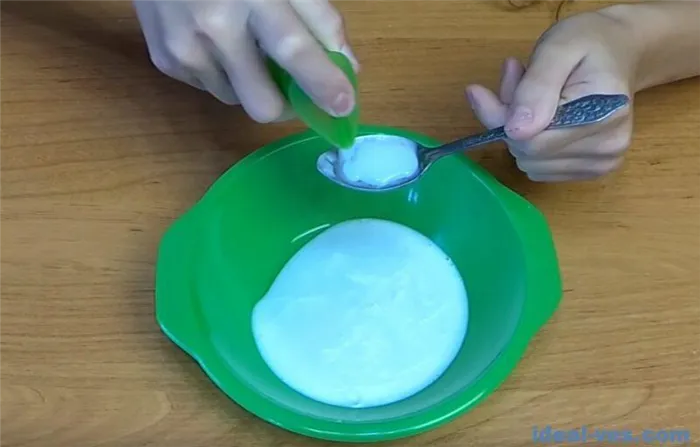 Добавить ложку жидкого мыла