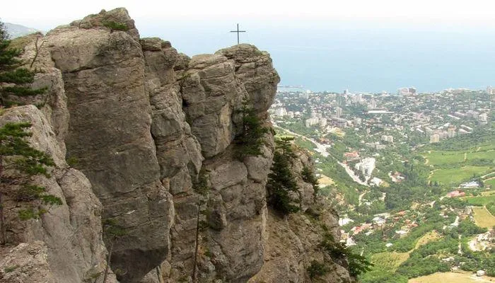 Крестовую гору с Алупкой разделяет всего 1 км