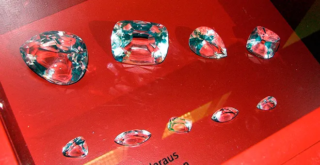 Стеклянные копии девяти бриллиантов, полученных из «Куллинана»