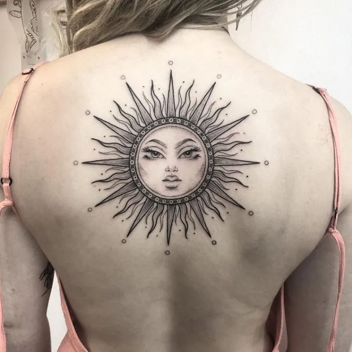 большая татуировка солнце на спине