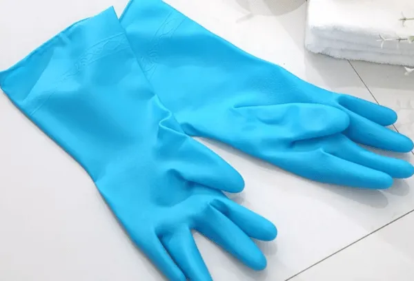 Работать с любыми средствами для мытья унитаза следует в перчатках