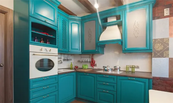 Среди выпускаемых фасадов с отделкой шпоном можно найти кухонный гарнитур для любого стилевого направления