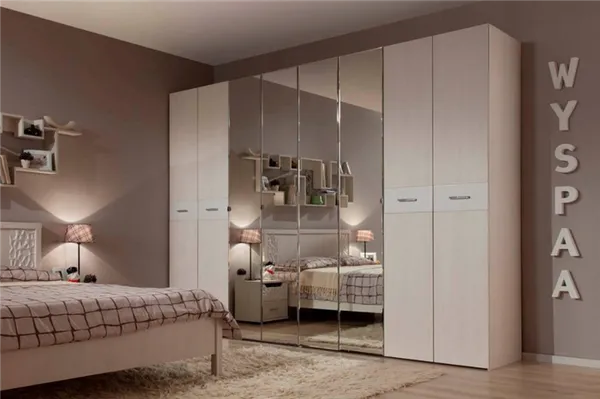 белый шкаф с зеркалами в спальне