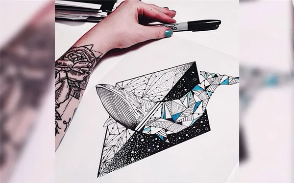 Эскиз тату кита в абстрактном треугольнике
