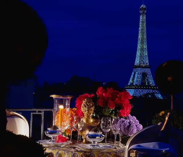 Романтический ужин В париже с видом на Эйфелеву башню