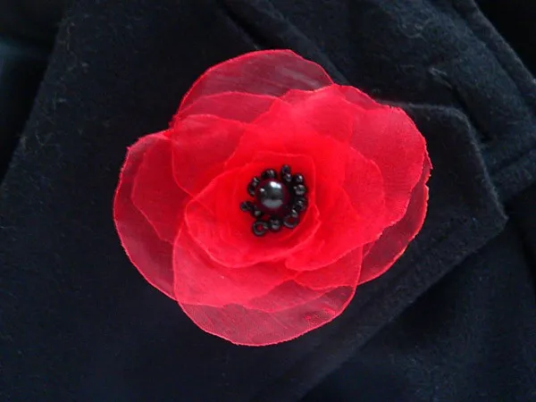 Готовый цветочек из красной органзы