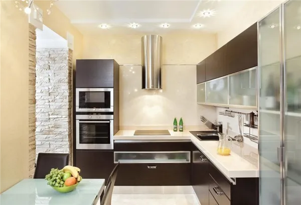 Бежево-коричневый кухонный гарнитур в стиле минимализм