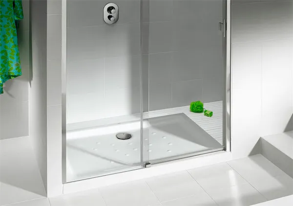 Квадратный или прямоугольный душевой поддон считается лучшим вариантом для маленькой ванной комнаты