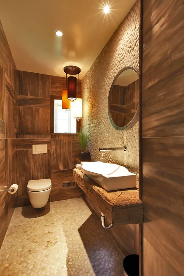 Светлый потолок в туалете с деревянной обшивкой стен