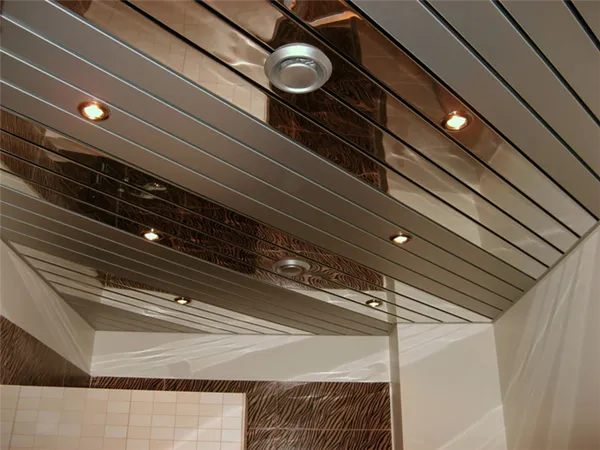 Алюминиевый потолок в туалете небольшого размера