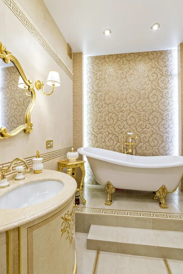 ванная комната с золотым декором