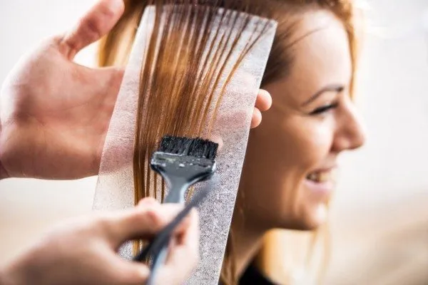 Надо ли мыть голову перед окрашиванием волос: рекомендации профессионалов