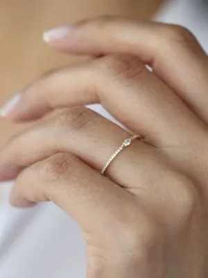 миниатюрное кольцо с алмазом