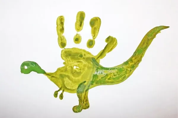 Динозавр из отпечатка ладони