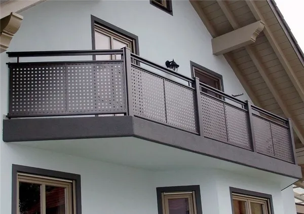 Внешний вид балкона с экранным ограждением