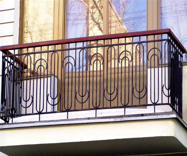 Решетчатое ограждение на открытом балконе квартиры