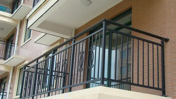 стальные ограждения балкона