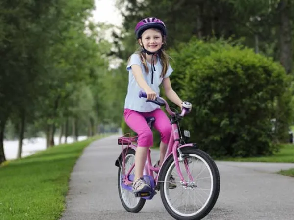 Девочка подросток на велосипеде и в шлеме