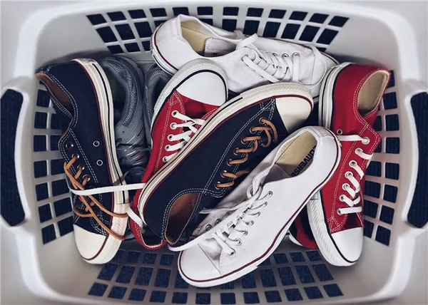 Для хранения сезонной обуви используйте пластиковые корзины с крышками одинакового размера и цвета, которые можно подписать