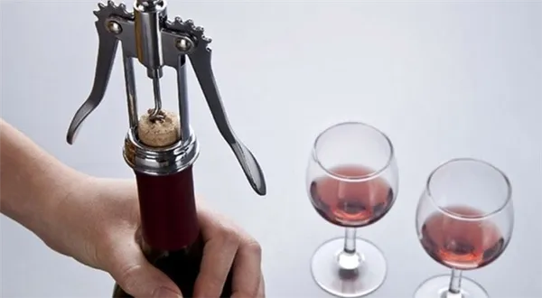 Вот один из хороших вариантов, как открыть вино штопором девушке.