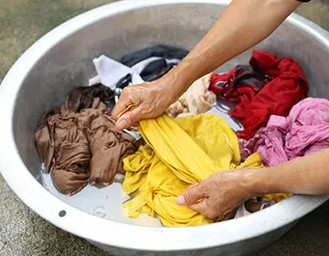 Как отстирать масло с одежды: отмываем следы консервов и справляемся с облепиховой рыжиной
