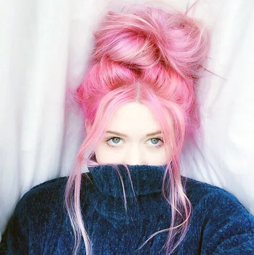 Нежно розовый небрежный пучок на длинные волосы