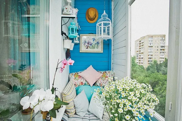 фото: голубой цвет стен в интерьере балкона и лоджии