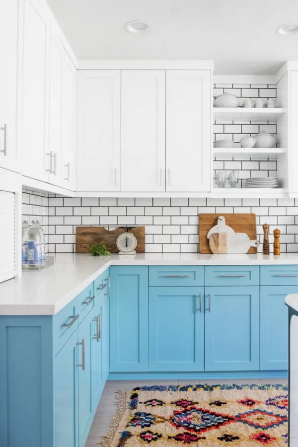 двухцветная голубая кухня