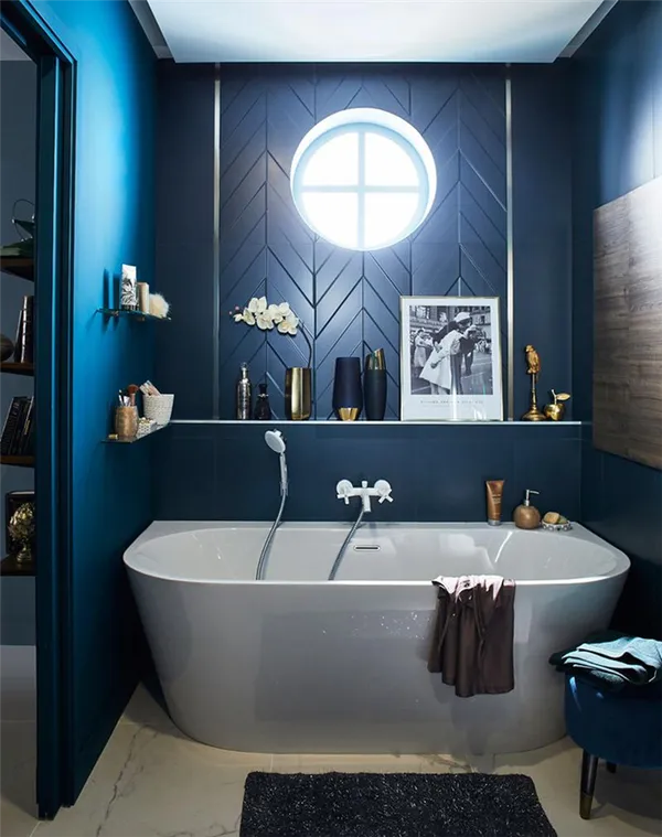 Круглое окно в синей ванной