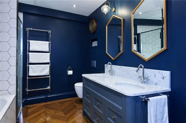 Тёмно-синяя ванная комната 