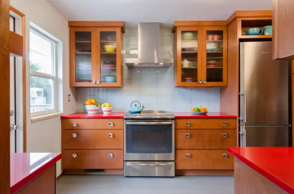 ретро-кухня с деревянными шкафами