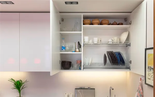 Навесной кухонный шкаф для посуды
