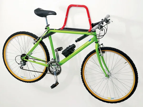 фото: хранение велосипеда на стене