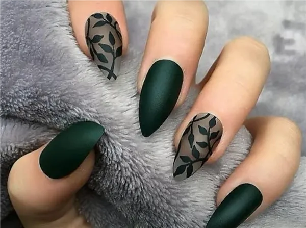 Миндалевидные ногтии с темно-зеленым матовым маникюром