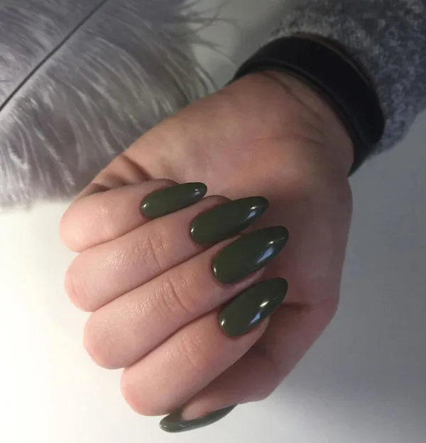 Однотонный зеленый маникюр на длинные ногти