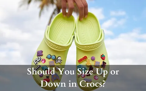 Следует ли подбирать Crocs большего или меньшего размера?