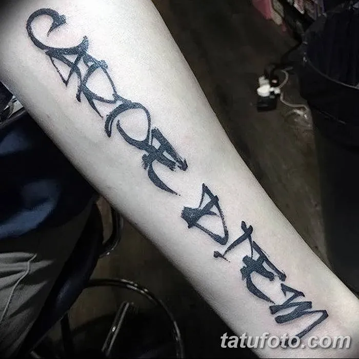 фото рисунка тату надписи Carpe diem 16.11.2018 №004 - tattoo carpe diem - tatufoto.com